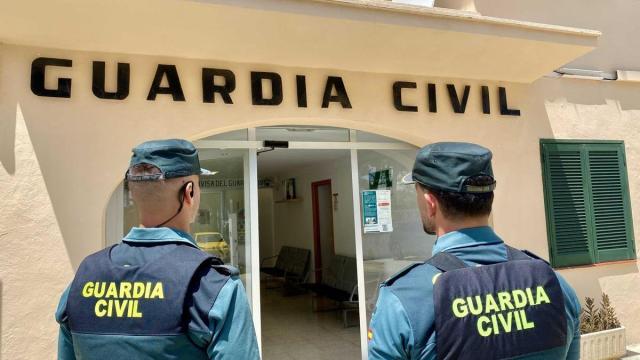 Dos agentes de la Guardia Civil.