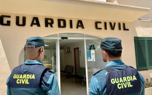 Dos agentes de la Guardia Civil.