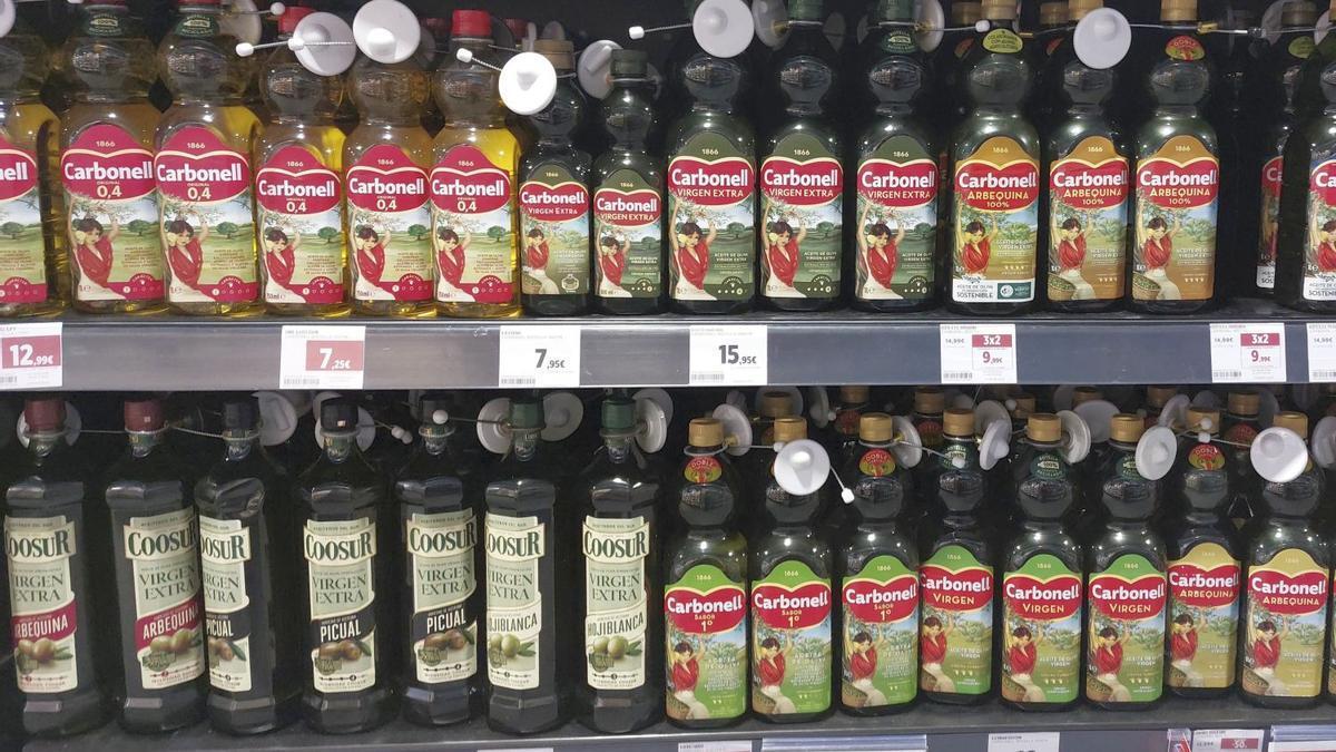 Botellas de aceite de oliva este viernes en un supermercado.