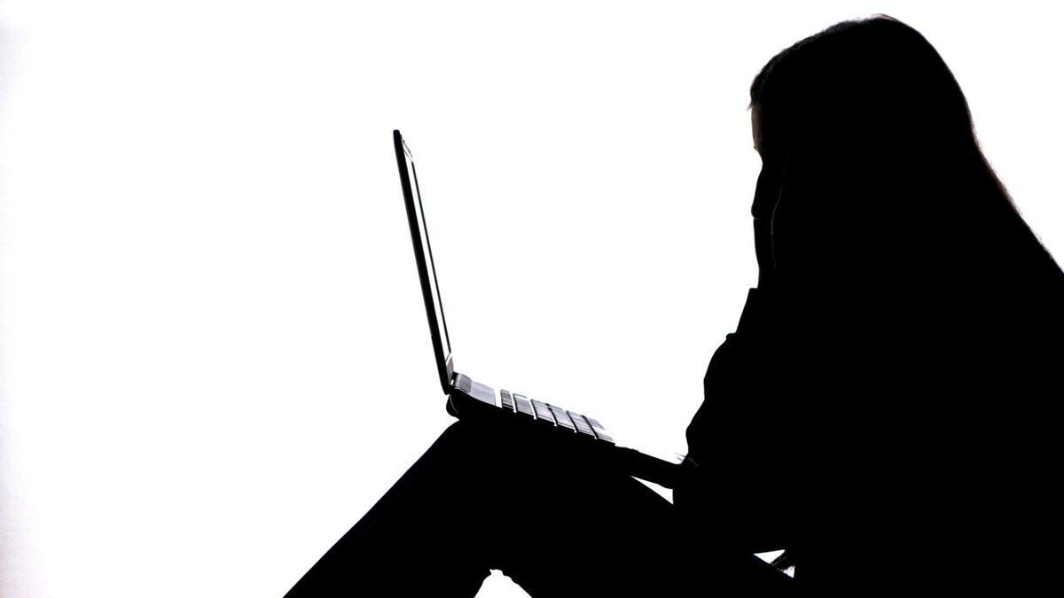 Una adolescente hace uso de sus redes sociales en un portátil.