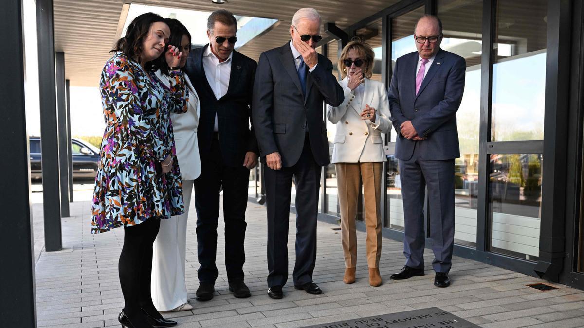 Joe Biden y algunos de sus parientes visitan una placa en homenaje al hijo del presidente.