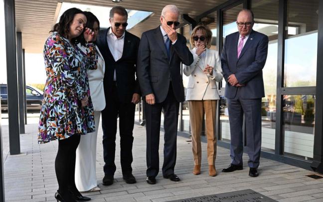 Joe Biden y algunos de sus parientes visitan una placa en homenaje al hijo del presidente. Joe Biden y algunos de sus parientes visitan una placa en homenaje al hijo del presidente.