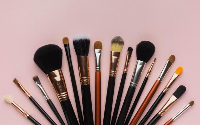 Brochas y pinceles de maquillaje de distintos tamaños.