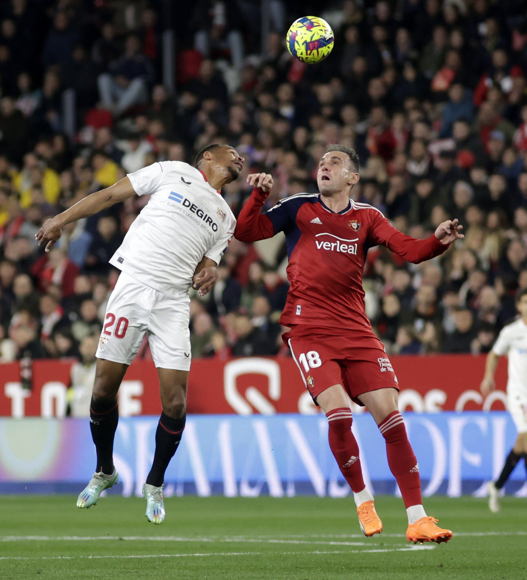 Kike pelea con Fernando por un balón en el partido del Pizjuán.
