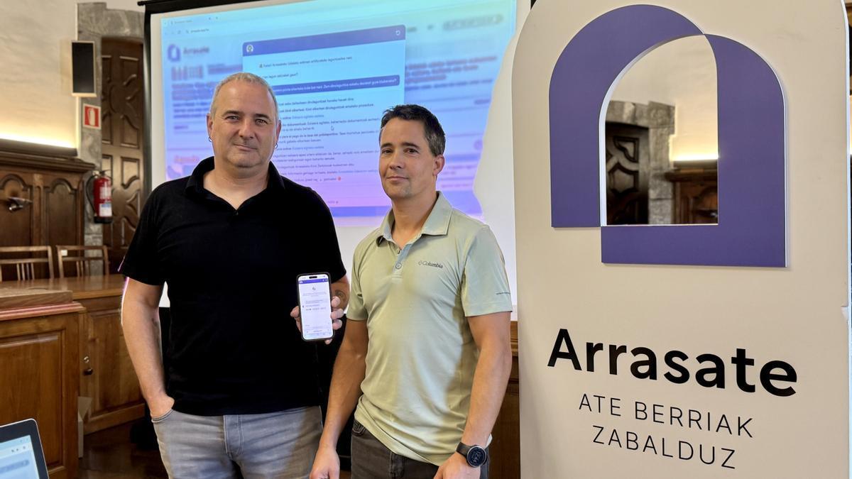 El edil Kepa Urteaga y el jefe del departamento de informática del Ayuntamiento, Iker Agirresarobe.