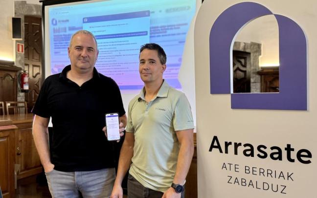 El edil Kepa Urteaga y el jefe del departamento de informática del Ayuntamiento, Iker Agirresarobe.