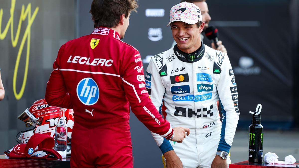 Charles Leclerc charla con Lando Norris en el Gran Premio de México.