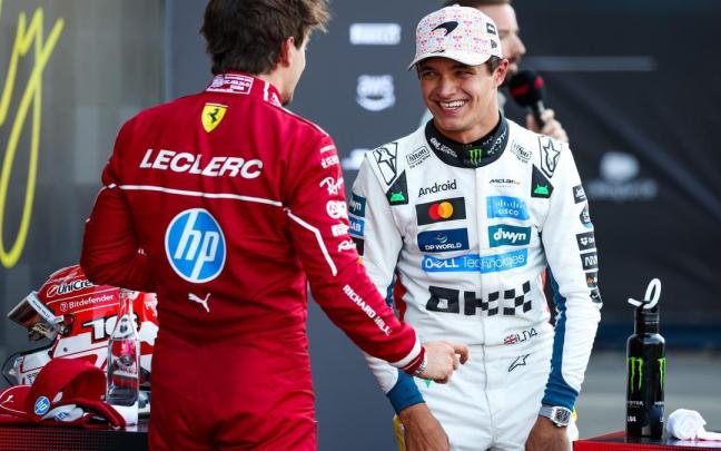 Charles Leclerc charla con Lando Norris en el Gran Premio de México.