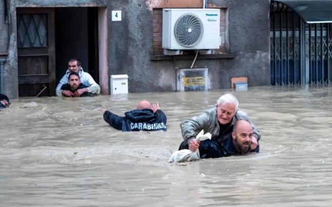 Nueve muertos y más de 20.000 evacuados por las inundaciones en el noroeste de Italia Nueve muertos y más de 20.000 evacuados por las inundaciones en el noroeste de Italia