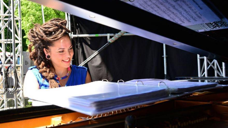 La música y la voz de Aiama darán inicio a las fiestas de Andramari el mediodía del 15 de agosto con un concierto en Plaza Zaharra.