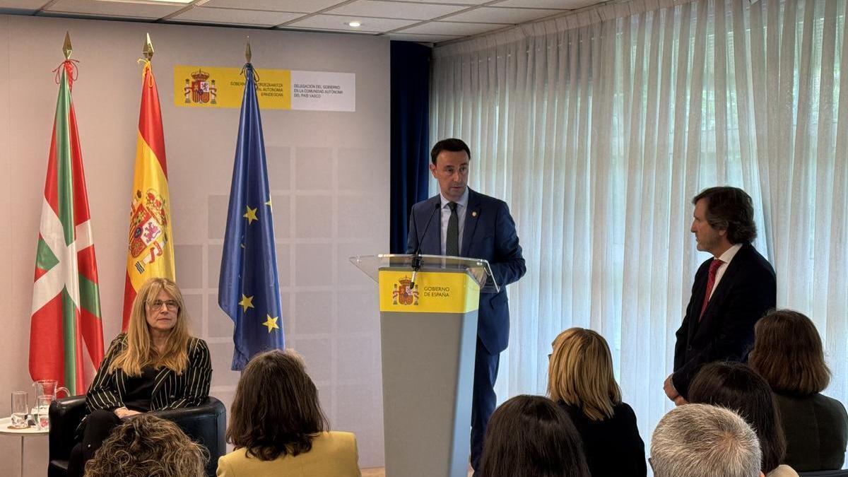 El vicelehendakari y consejero de Economía, Trabajo y Empleo del Gobierno vasco, Mikel Torres, durante la jornada sobre el Reglamento de Extranjería.