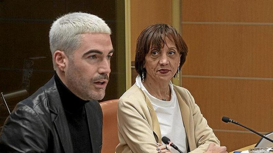 Ikoitz Arrese legebiltzarkidea eta Eva Ferreira errektorea. | ARGAZKIA: EUSKO LEGEBILTZARRA