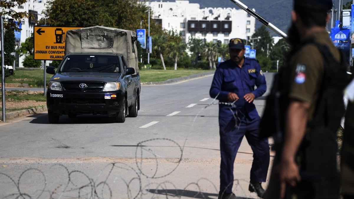 Agentes de seguridad paquistaníes montan guardia en una carretera que conduce a la "Zona Roja".