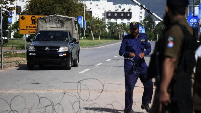 Agentes de seguridad paquistaníes montan guardia en una carretera que conduce a la "Zona Roja".