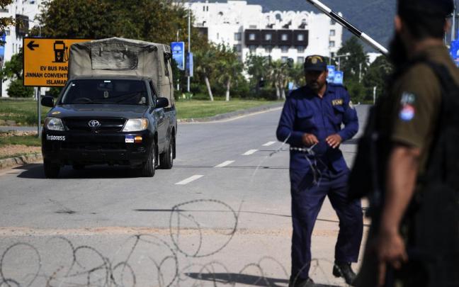 Agentes de seguridad paquistaníes montan guardia en una carretera que conduce a la "Zona Roja".