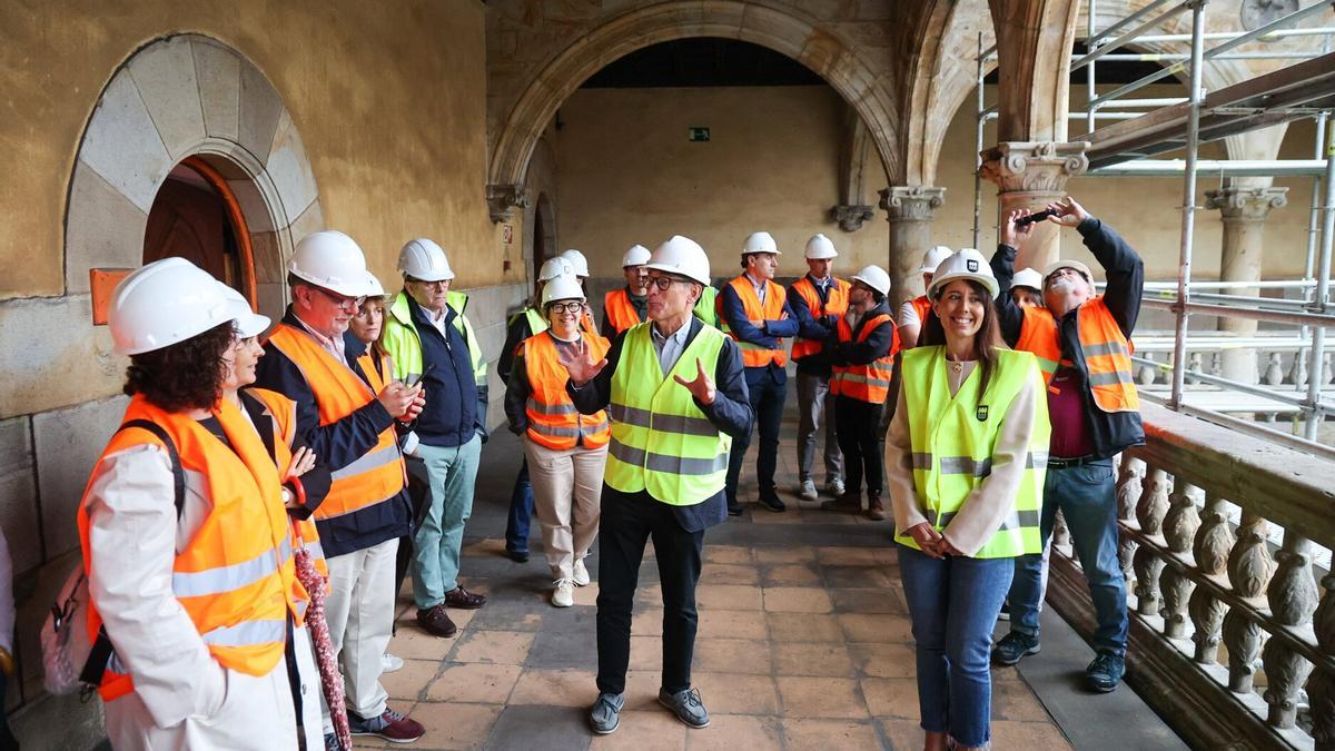 El arquitecto Fernando Tabuenca da explicaciones durante la visita. A su derecha, la diputada de Movilidad, Turismo y Ordenación del Territorio, Azahara Domínguez.