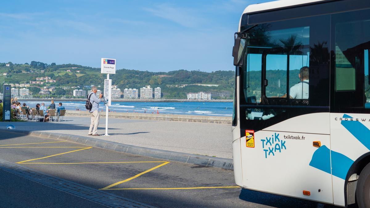 Autobús de Txik Txak en la playa de Hendaia