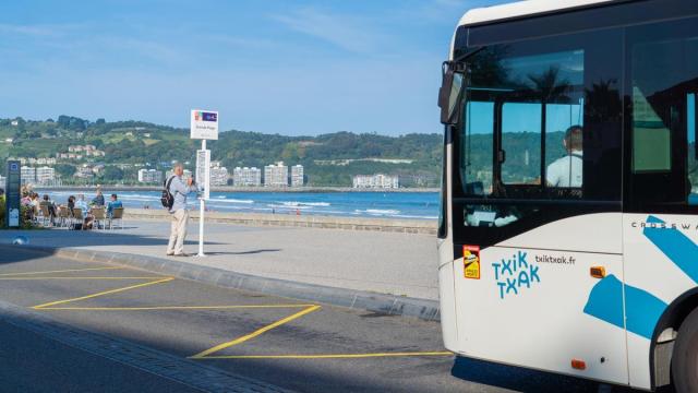 Autobús de Txik Txak en la playa de Hendaia