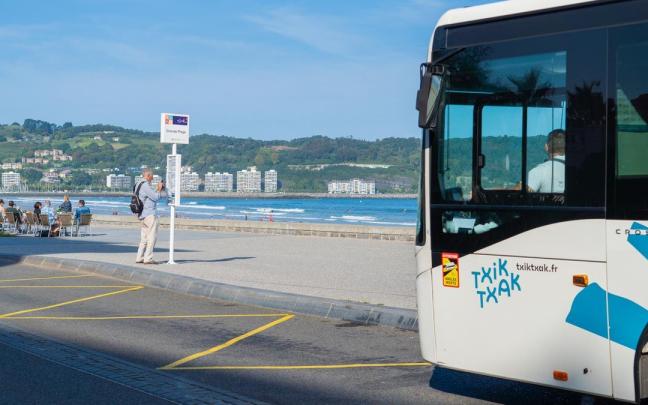 Autobús de Txik Txak en la playa de Hendaia