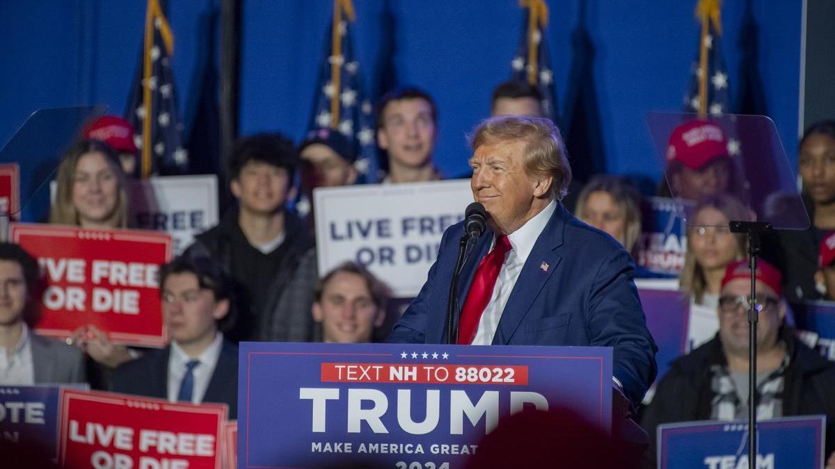 Donald Trump se dirige a sus seguidores en un mitin en New Hampshire.