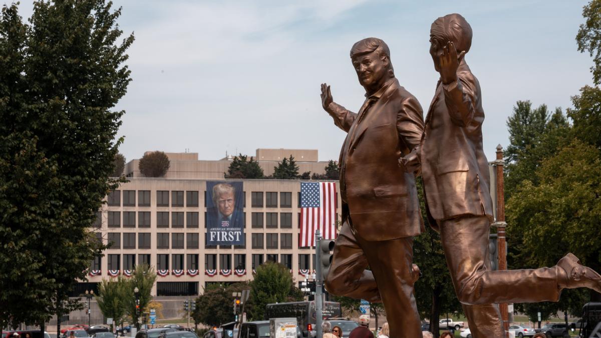 La obra, instalada por un colectivo anónimo, representa la cercanía entre Trump y Epstein.