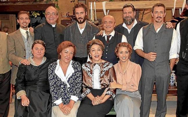 Foto de familia de algunos de los principales protagonistas de ‘El secreto de Puente Viejo’.