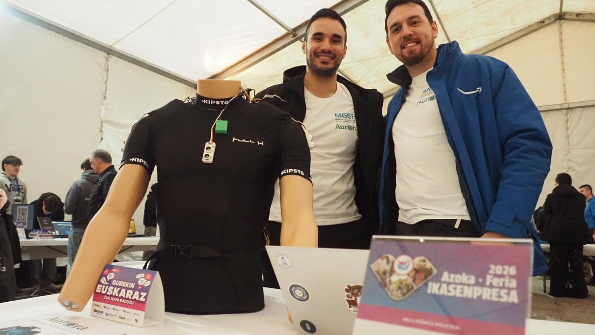 El toledano Jorge y el barcelonés Iván, alumnos del Grado Superior de Mecatrónica en Mondragon Unibertsitatea, acudieron a la feria con una camiseta con sensores para ayudar a orientarse a personas invidentes.