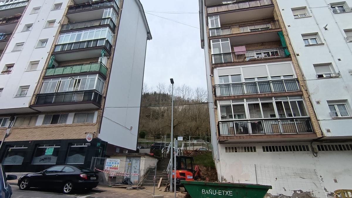 Las obras ya han arrancado entre los edificios 11 y 12, donde se encajará el ascensor público.
