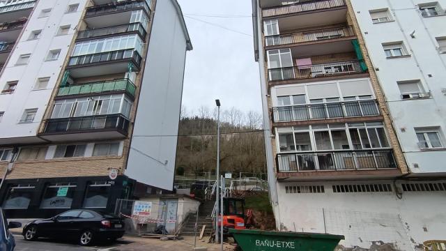 Las obras ya han arrancado entre los edificios 11 y 12, donde se encajará el ascensor público.