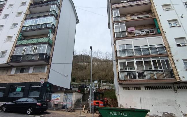 Las obras ya han arrancado entre los edificios 11 y 12, donde se encajará el ascensor público.