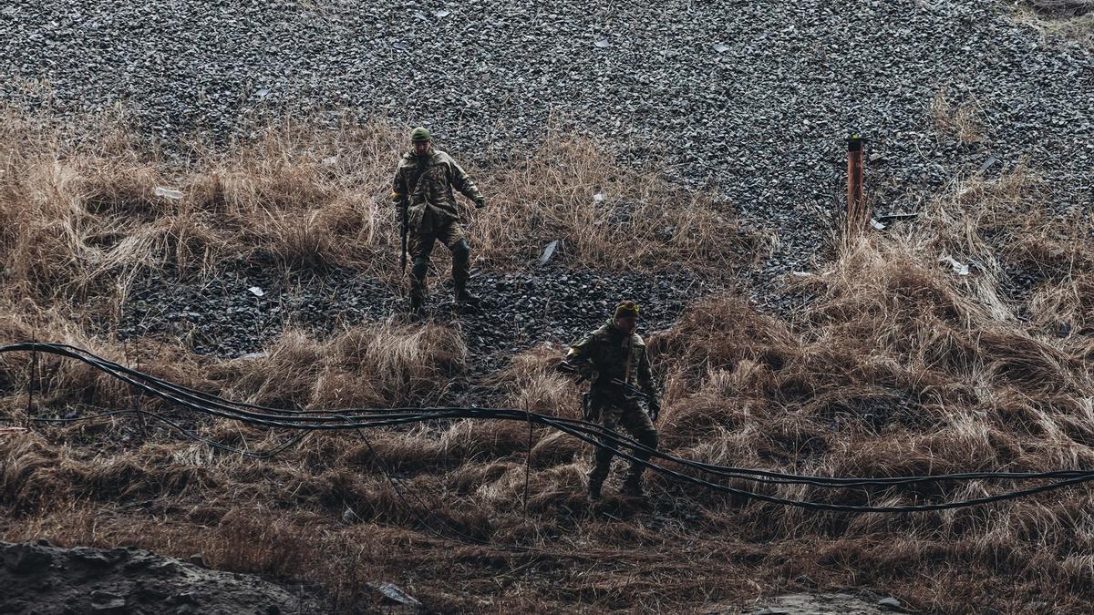Dos soldados caminan en uno de los frentes de la guerra de Ucrania.