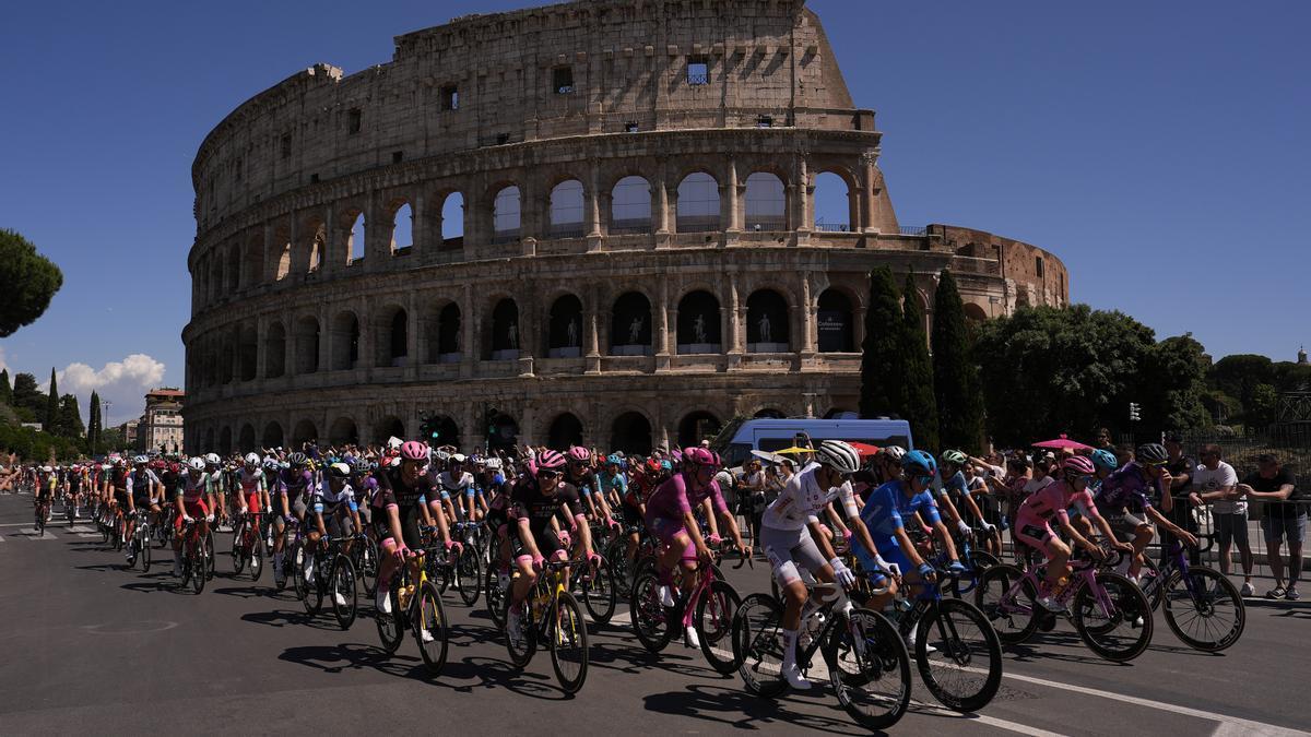 El Giro rueda en Roma para coronar a Simon Yates.