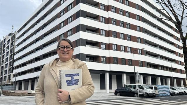 Garbiñe Oiarbide, concejala de Urbanismo y Vivienda, frente al edificio de Viviendas Tasadas municipales.