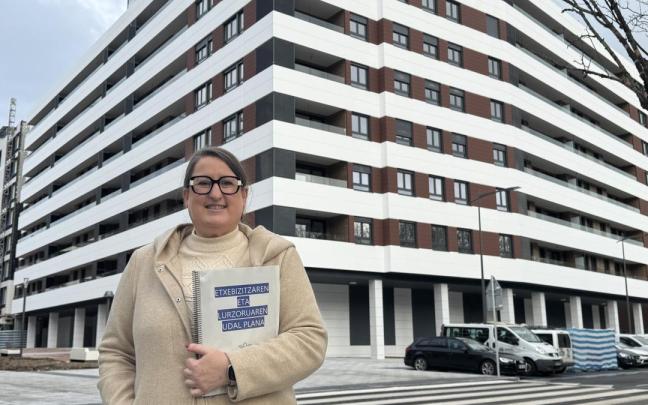 Garbiñe Oiarbide, concejala de Urbanismo y Vivienda, frente al edificio de Viviendas Tasadas municipales.