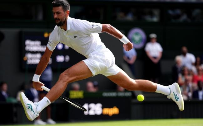 Novak Djokovic, en acción durante un partido de 2025.