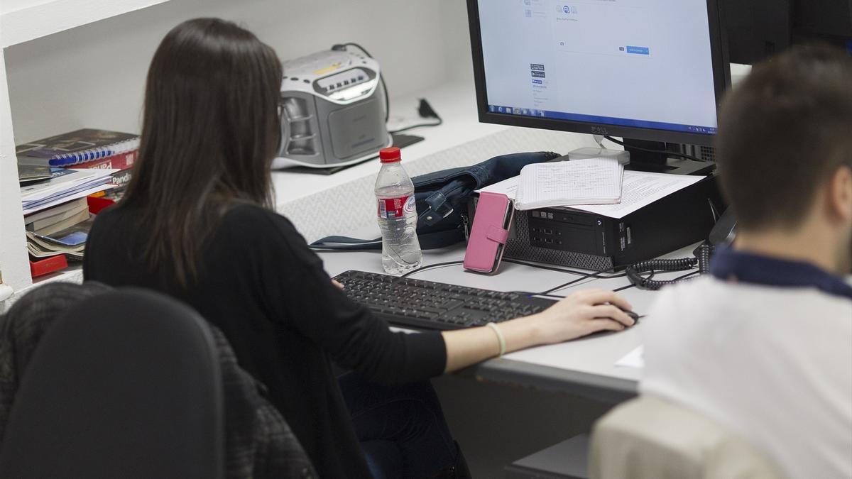 Una trabajadora en una oficina.