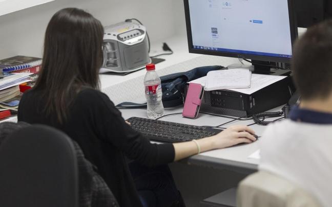 Una trabajadora en una oficina.