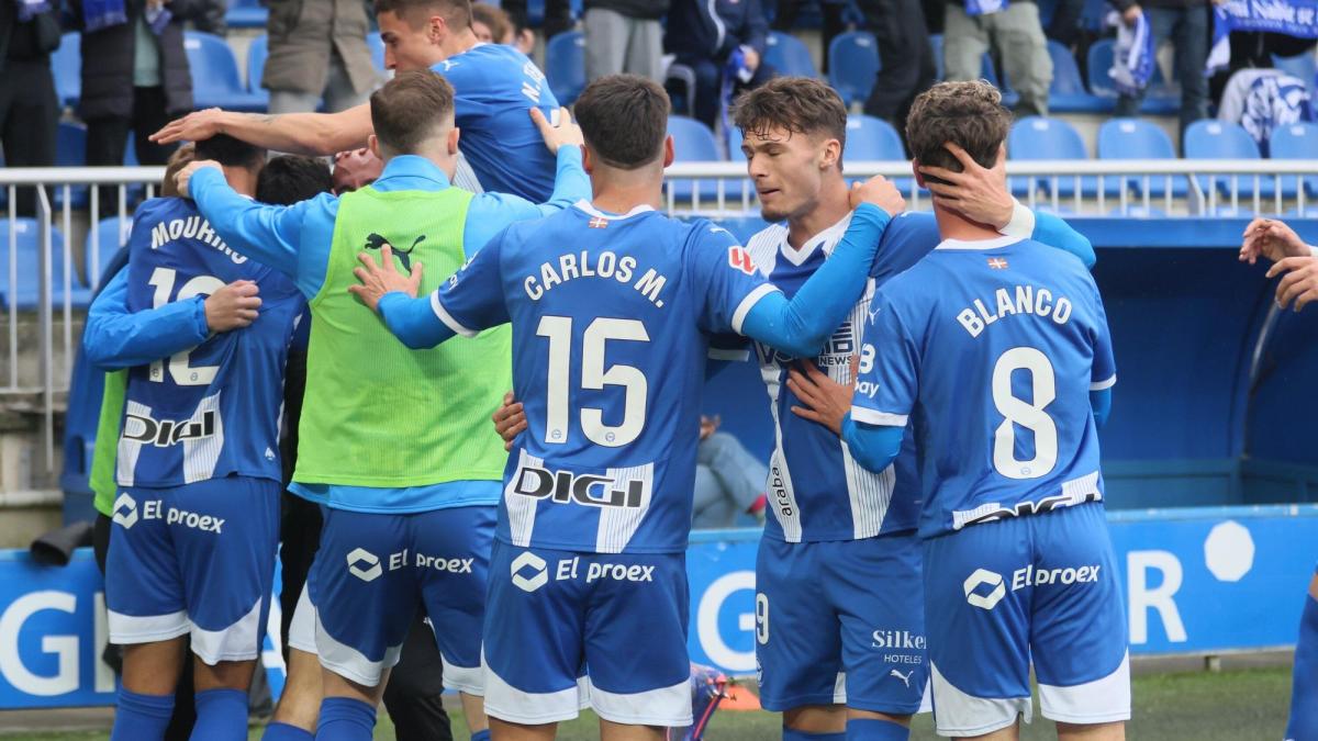 Los jugadores del Deportivo Alavés celebrando el tanto de Manu Sánchez frente al Villarreal. Foto: DNA