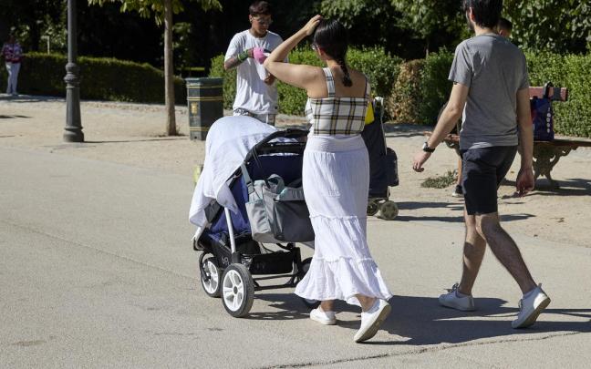 Más de 34.000 familias vascas ya perciben estas ayudas de 200 euros al mes por cada hijo menor de tres años. Más de 34.000 familias vascas ya perciben estas ayudas de 200 euros al mes por cada hijo menor de tres años.