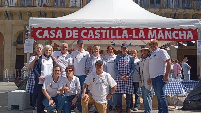 Varios socios y socias de la Casa de Castilla-La Mancha en el Encuentro de Casas Regionales.