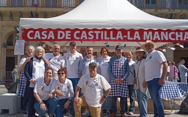 Varios socios y socias de la Casa de Castilla-La Mancha en el Encuentro de Casas Regionales.