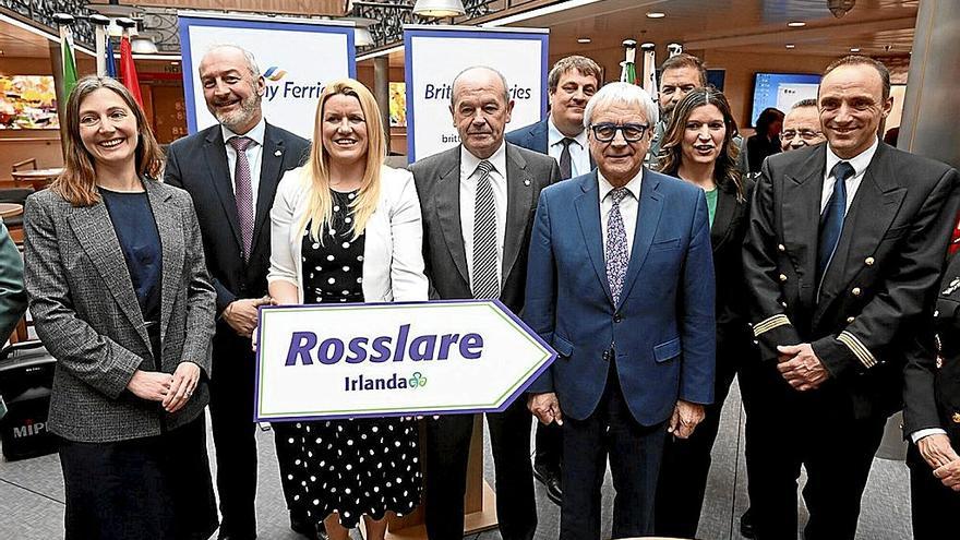 Paula Molloy, Christophe Mathieu, director general de Brittany Ferries; Susan Bolger, Ricardo Barkala, Vicente Reyes, Paula Fernández y el capitán del ‘Salamanca’, Christophe Bergeroux.