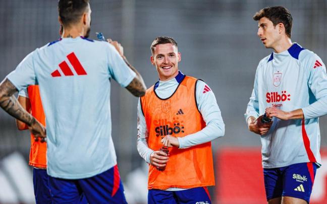 Sergio Gómez, en un entrenamiento con la selección. / RFEF