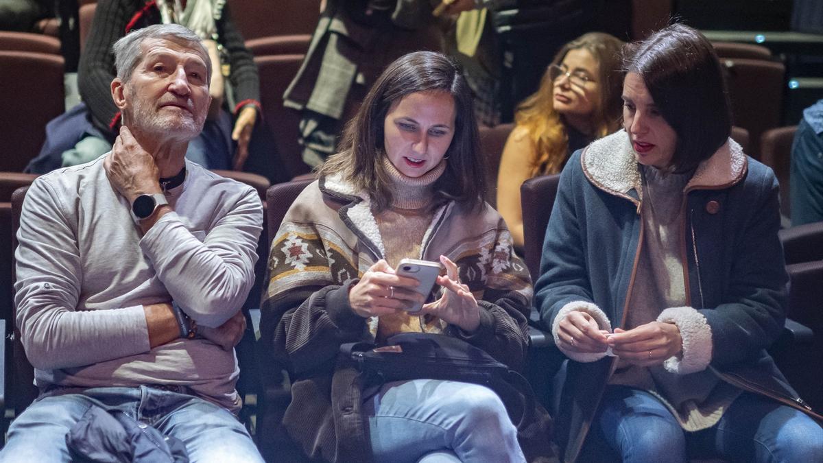 La secretaria general de Podemos, Ione Belarra (c) y la secretaria política y eurodiputada de Podemos, Irene Montero (d).