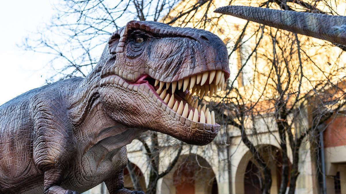 Dinosaurios en movimiento harán las delicias de grandes y pequeños en el frontón de Etxebarri