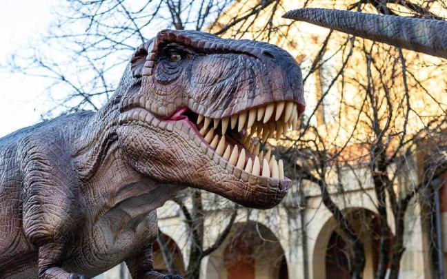 Dinosaurios en movimiento harán las delicias de grandes y pequeños en el frontón de Etxebarri