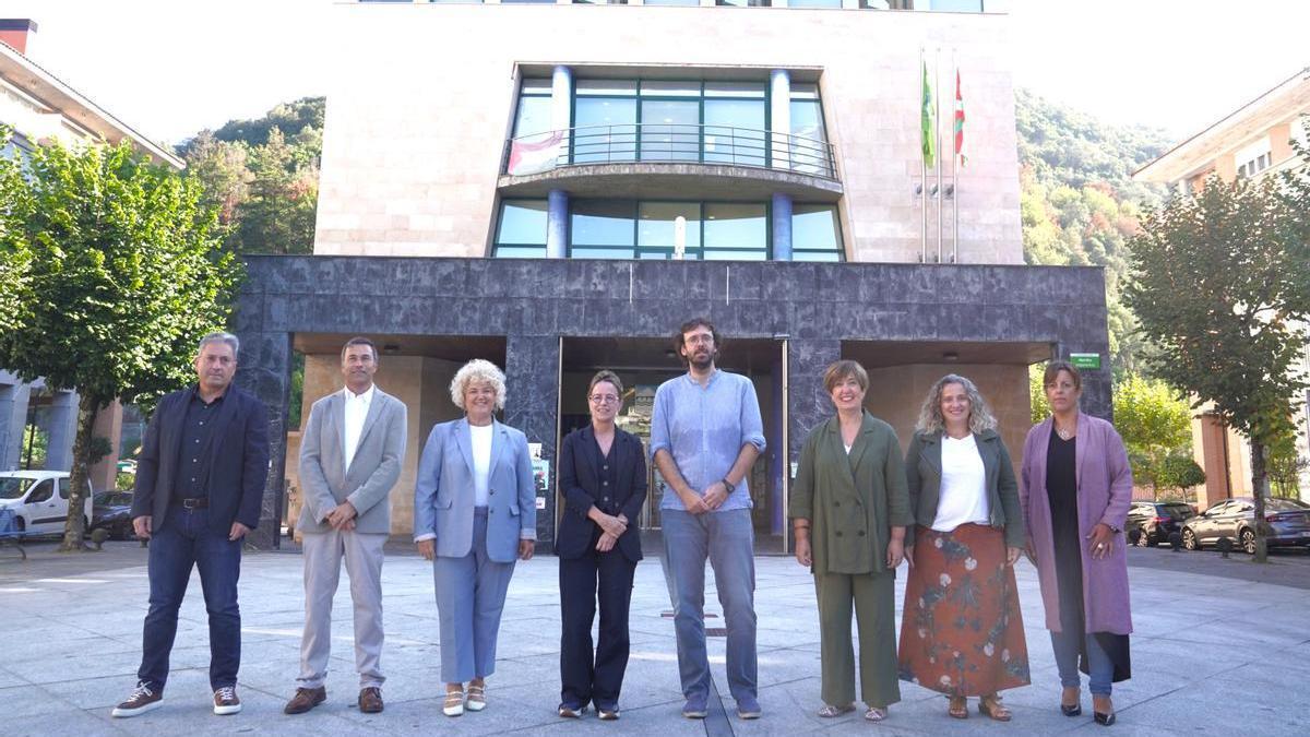 El alcalde de Mendaro, Enetz Ezenarro, fue el encargado de dar la bienvenida al Consejo de Gobierno Itinerante encabezado por Eider Mendoza.