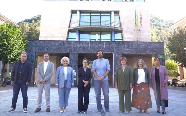 El alcalde de Mendaro, Enetz Ezenarro, fue el encargado de dar la bienvenida al Consejo de Gobierno Itinerante encabezado por Eider Mendoza.