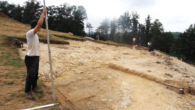 Labores de medición de parte del poblado, durante una campaña de excavaciones en Munoaundi.