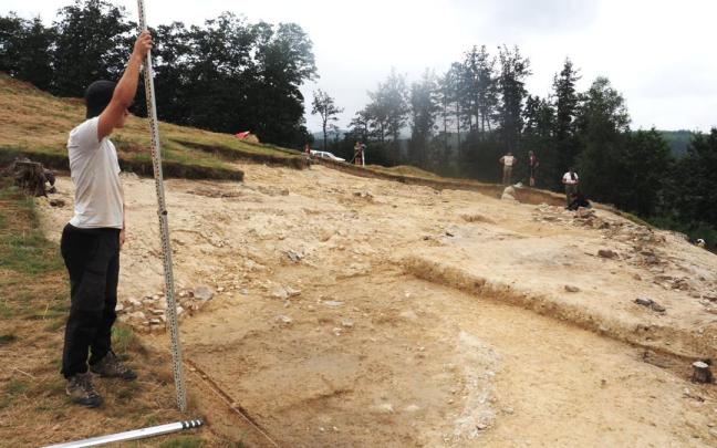 Labores de medición de parte del poblado, durante una campaña de excavaciones en Munoaundi.